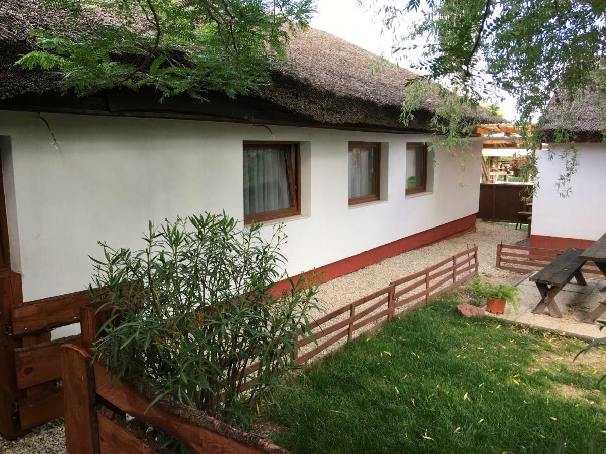 Balatonkenesei Nádfedeles Lovas Vendégház Exterior foto
